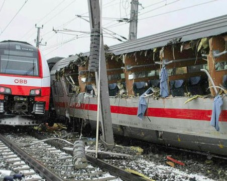 Жена загина, десетки са ранени при сблъсък между два пътнически влака в Австрия СНИМКИ