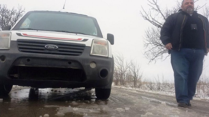 Инкасо автомобил аварира заради лед, полицаи го пазят