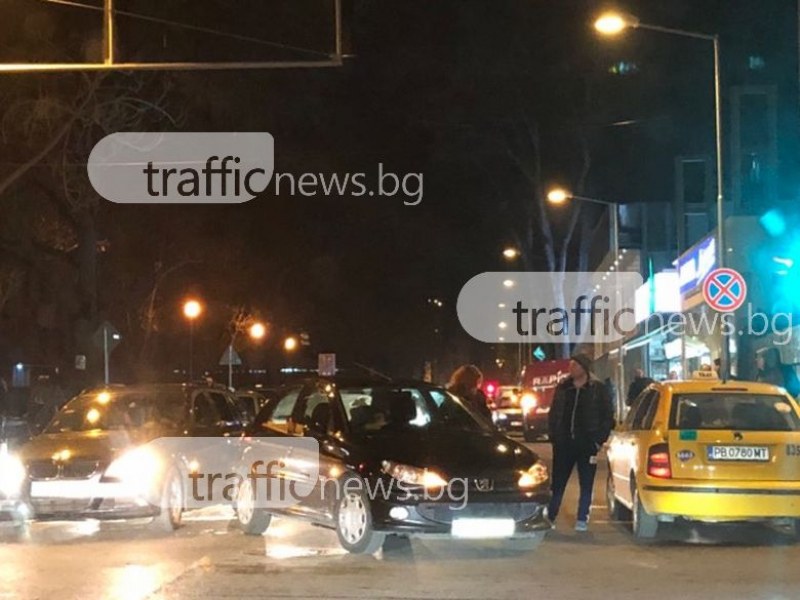 Такси и пежо се удариха в Пловдив! Зарязаха колите си в основната лента, за да се разправят СНИМКИ