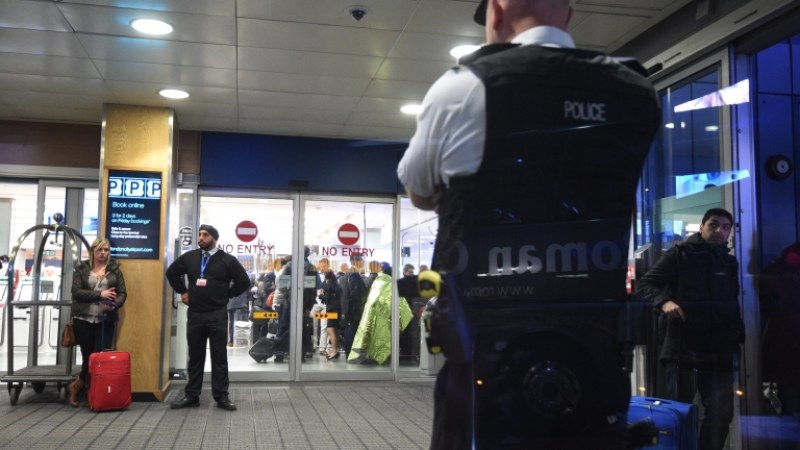 Затвориха летище в Лондон заради намерена бомба
