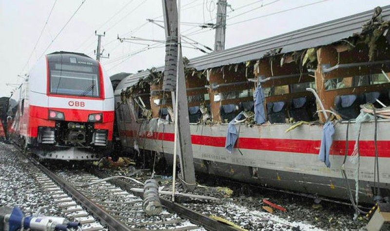 Жена загина, десетки са ранени при сблъсък между два пътнически влака в Австрия СНИМКИ