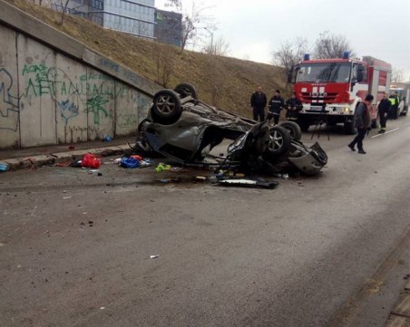 Борят се за живота на шофьорката, паднала с колата си от мост