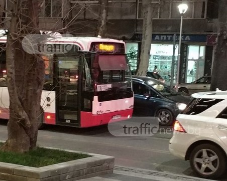 Фарове ли? Автобус без светлини си джътка из смрачаващ се Пловдив СНИМКИ