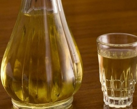 Измама! Мъж поиска да си купи ракия, открадна над 4000 лева