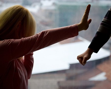 Грозно! Мъж скочи да бие жена заради паркомясто, притиснал я с бронята на колата