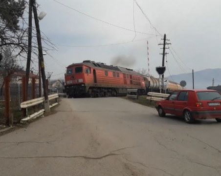 На косъм от трагедия! Влак премина при вдигнати бариери и липса на светлинен сигнал ВИДЕО