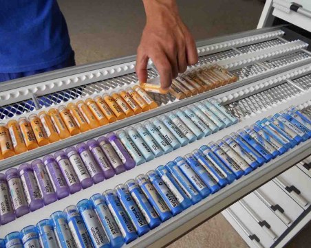 Не на хомеопатията! БАН иска да се забрани в университетите