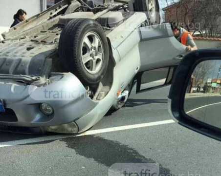 Пловдивчанка, с близо три промила алкохол, обърна колата си по таван до Гребната
