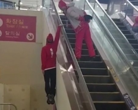 Смях! Вижте как швейцарски скиор ползва ескалатора в Пьонгчанг ВИДЕО