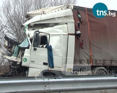 Тежка катастрофа! Камион се обърна, шофьор загина