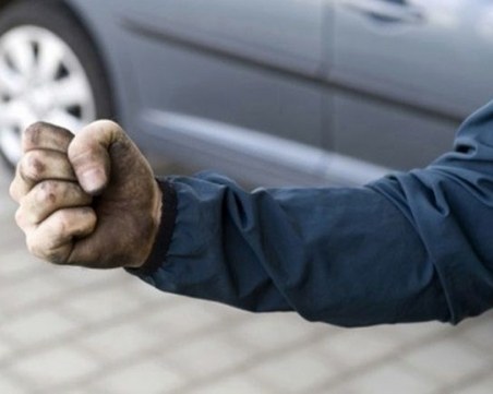 Ученици пребиха мъж заради шапка на столичен футболен отбор