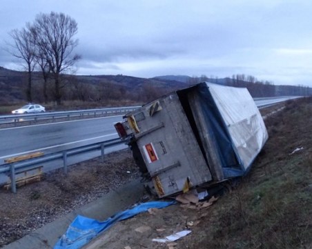 Камион, натоварен с вино, се преобърна в канавка