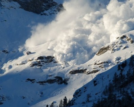 Лавина падна в Банско! Сноубордист пострада