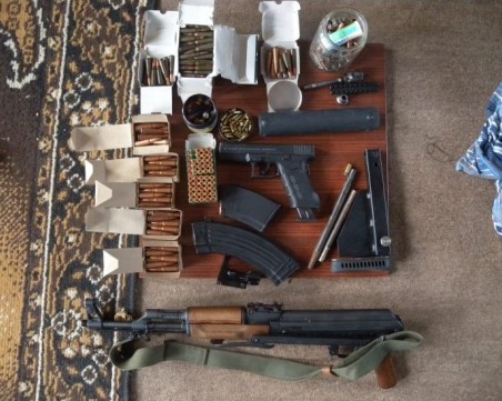 Мъж е в ареста, спипан е с автомат и 100 боеприпаса край Пловдив