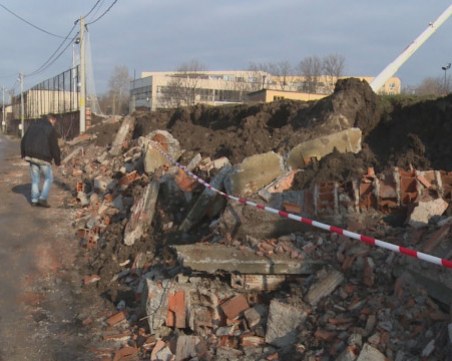 Tриметрова ограда на училище се срути, затрупа улица