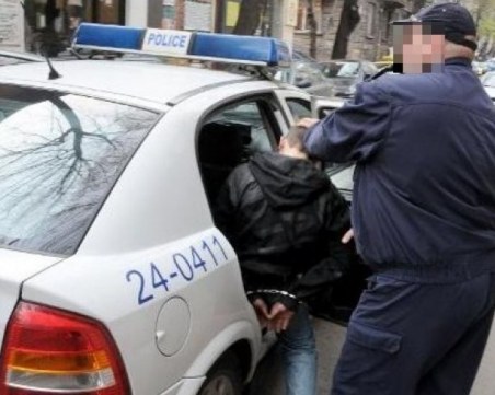 Трима почерпени мъже скочиха на бой на полицаи