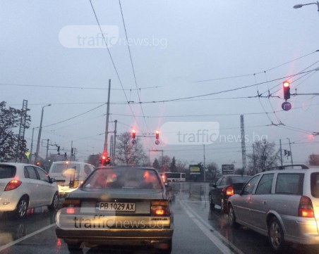 Цял ден дъжд в Пловдив, на места в страната прехвърча сняг СНИМКИ