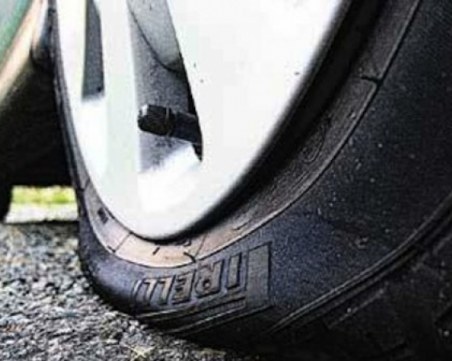 Вендета! Пловдивчанин се събуди с надрана кола и нарязани гуми в Кючука