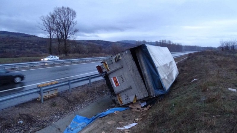 Камион, натоварен с вино, се преобърна в канавка