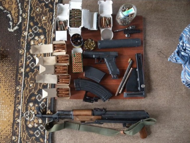 Мъж е в ареста, спипан е с автомат и 100 боеприпаса край Пловдив