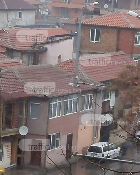 Зараза! Вградените улични стълбове в Пловдив се роят СНИМКА