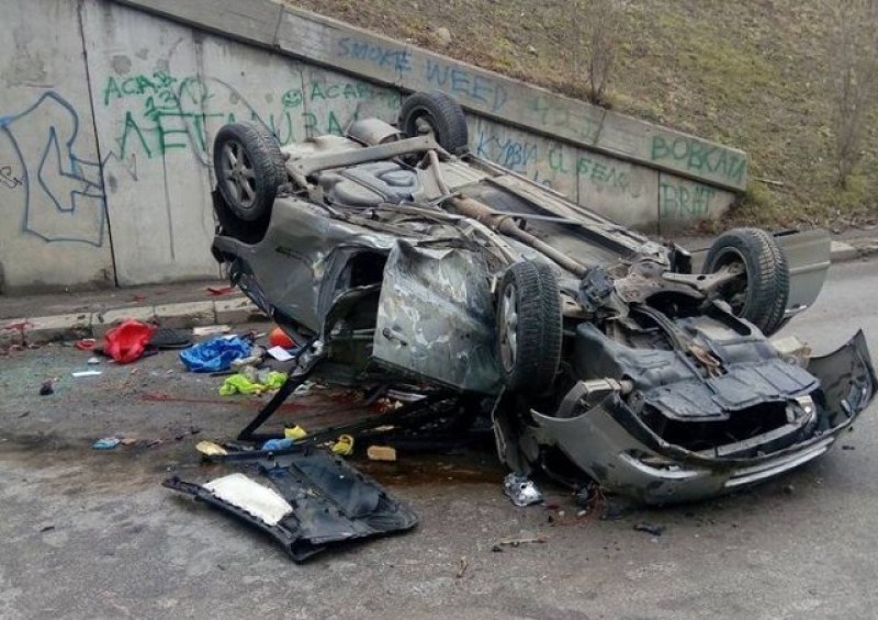 Шофьорката, която падна от мост, все още е в критично състояние