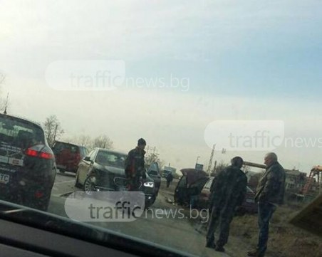 БМВ и хюндай се помляха на Околовръстното на Пловдив СНИМКИ