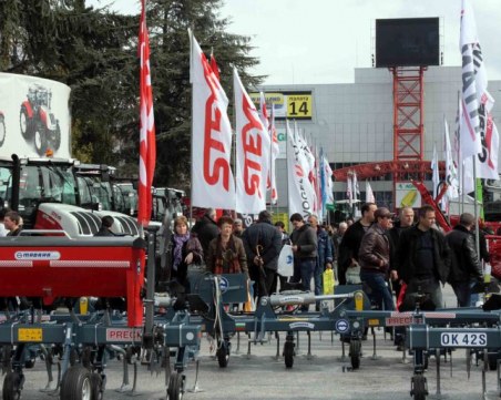 Да им завиди човек! Воден матрак за крави показват на Агра 2018