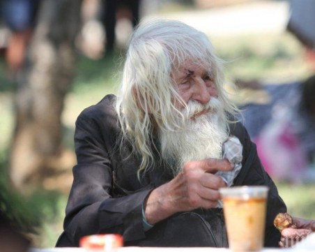 Днес погребват дядо Добри