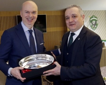 Лудогорец засипа Милан с подаръци. А довечера?