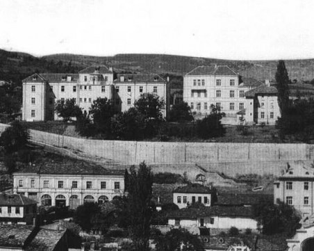 На днешния ден преди 68 години е открита първата езикова гимназия у нас