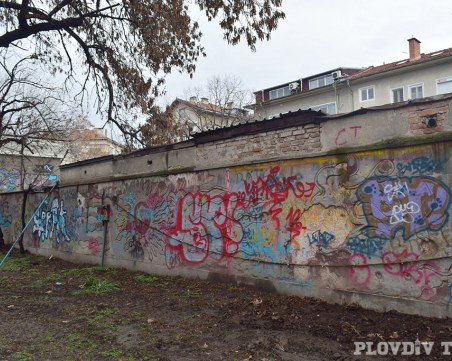 Обезобразиха още едни стенописи в Пловдив СНИМКИ