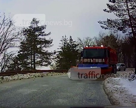 Снегорин в насрещното шашна шофьорите по пътя за хижа Здравец ВИДЕО