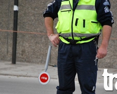 Задържаха мъж за подкуп на полицаи