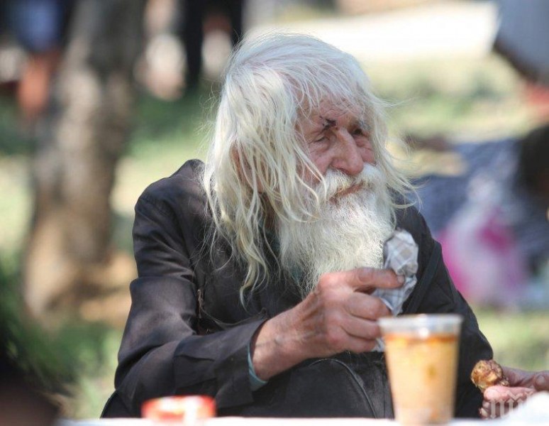 Днес погребват дядо Добри