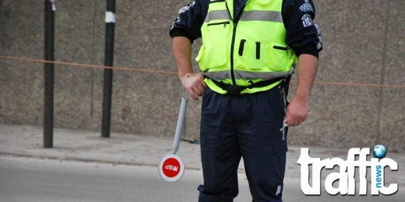 Задържаха мъж за подкуп на полицаи