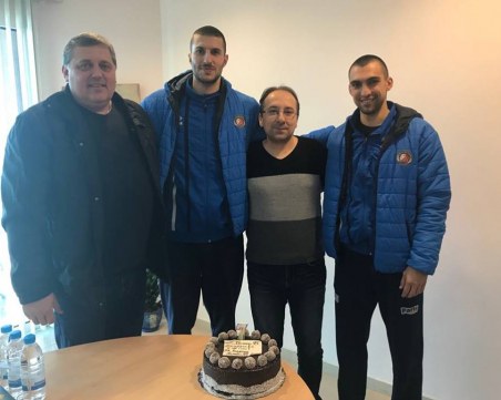 Академик Бултекс 99 зарадва спонсора си с торта СНИМКИ