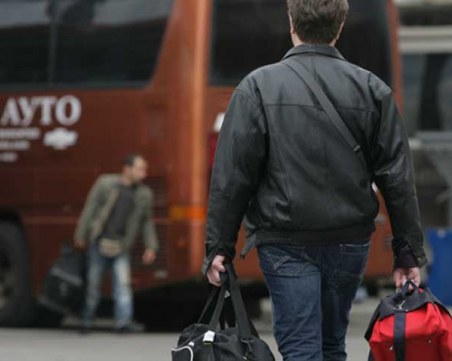 Десетки българи тръгнали на гурбет се оказват на улицата и без пари