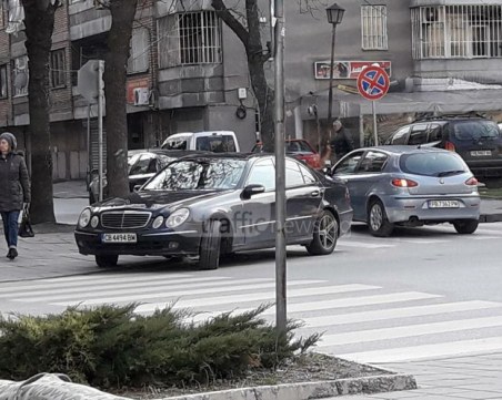 Евала! Нагъл шоп блокира две пешеходни пътеки едновременно под тепетата СНИМКИ