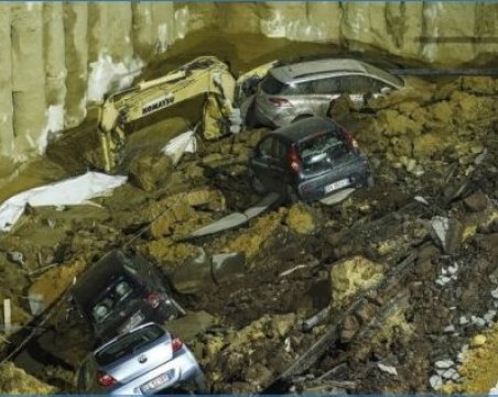 Огромна яма погълна сграда и над 6 коли