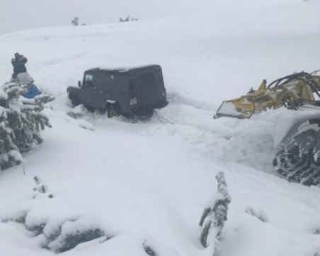 Пак спасяват младежи в преспите на забранения път Бузлуджа – Шипка