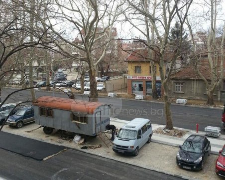 Слагат последния слой асфалт на бул. 