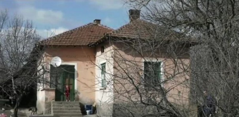 Майка и двете й деца пребиха и ограбиха възрастен мъж