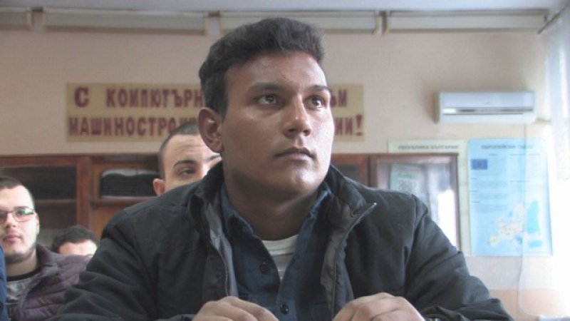 Младеж от дом за деца намери пълна чанта с пари и... я върна