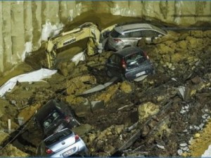 Огромна яма погълна сграда и над 6 коли