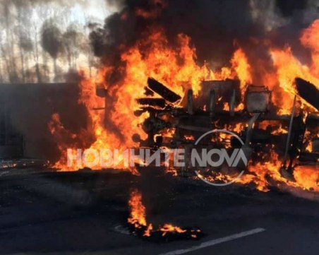 Камион се обърна и запали на изхода на София, затвориха магистралата за тирове СНИМКА