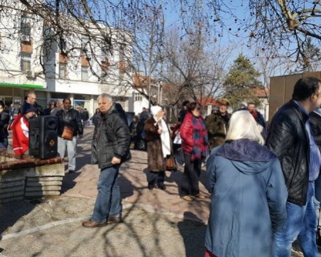 Перущица скочи на протест, десетки души се събраха в центъра
