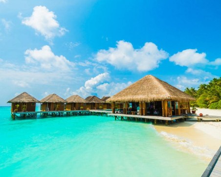 Защо хиляди туристи анулират почивката си до Малдивите?