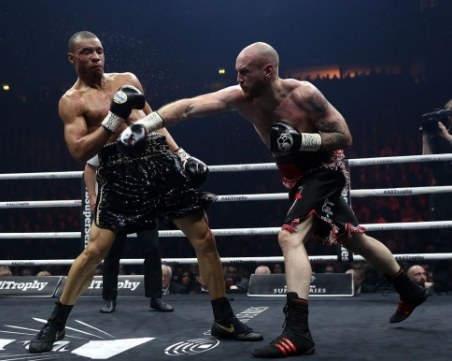 Боксов мач прерасна в кървава баня - и двамата в болница