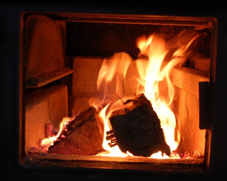 Мъж падна върху горяща печка, загина